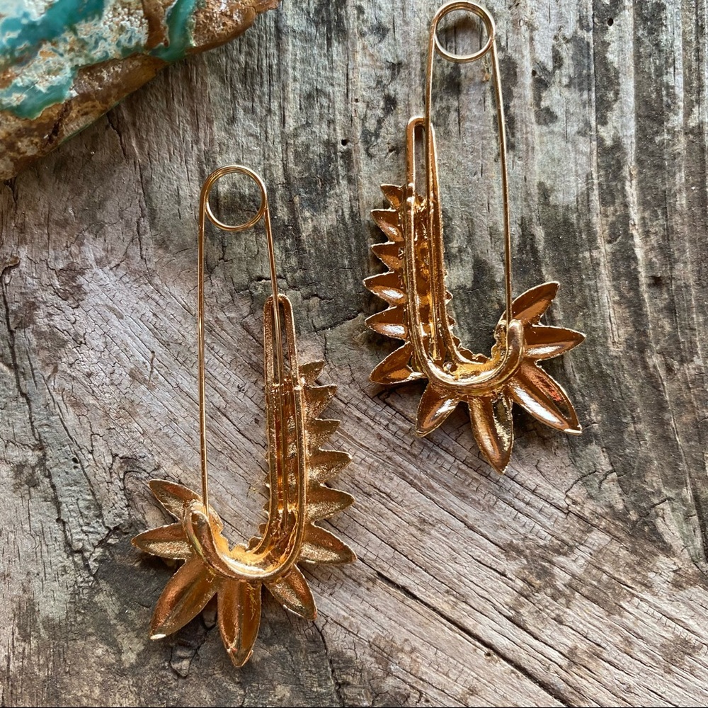 🧷FP Gold Safety Pin Gold Earrings🧷 - Picture 4 of 4